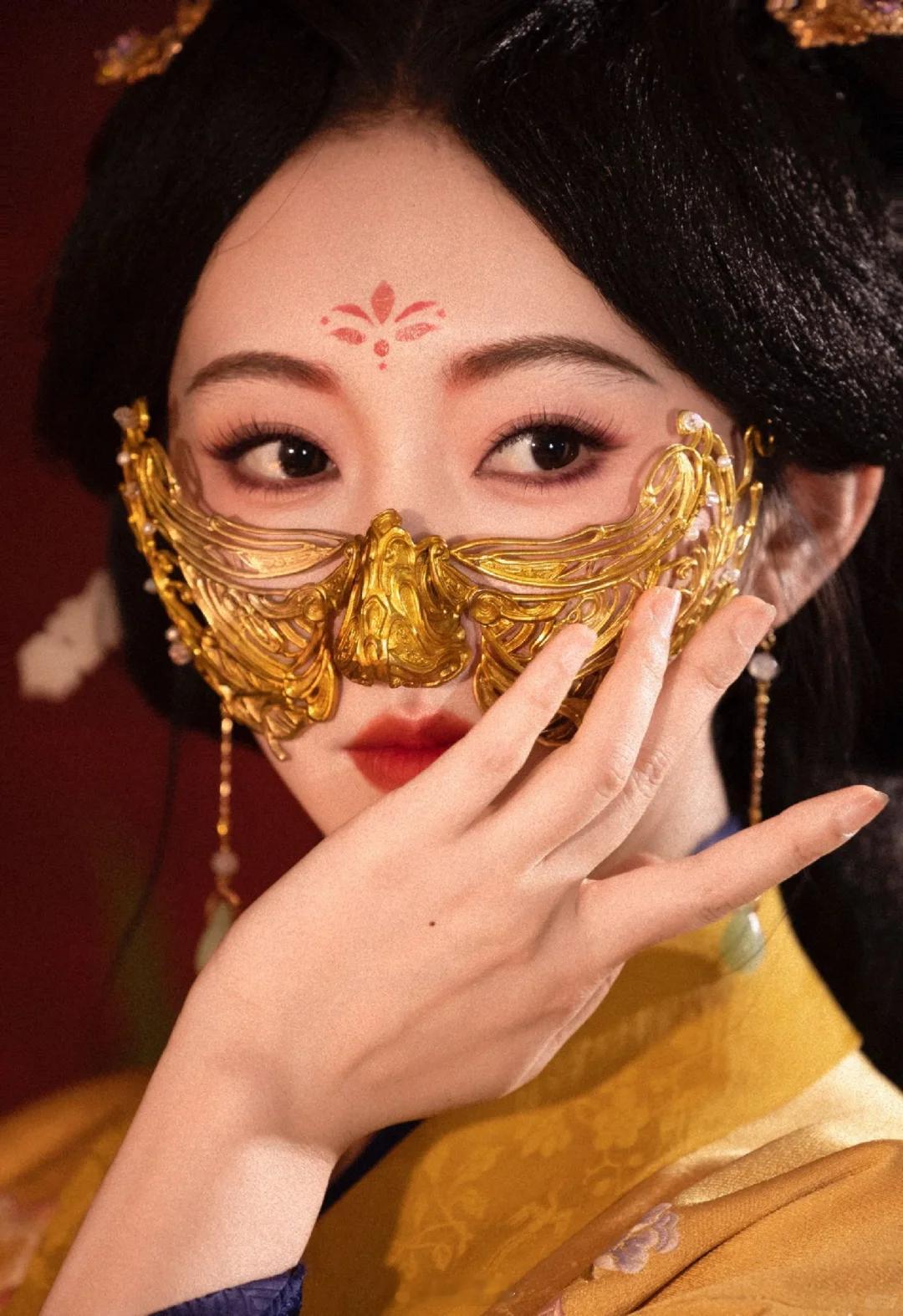 宣璐这个金蝶面具造型好绝啊宣璐的苏娥皇也太带感了吧！这个面具一戴，眼神一凛，看得