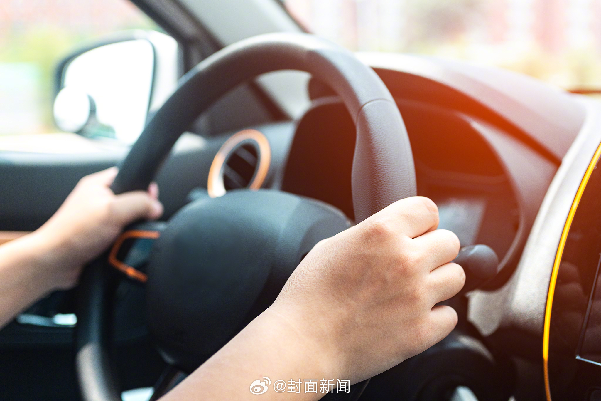 【#网约车司机为何不爱开空调#？】进入夏季，户外最高气温经常升到了30℃以上，但