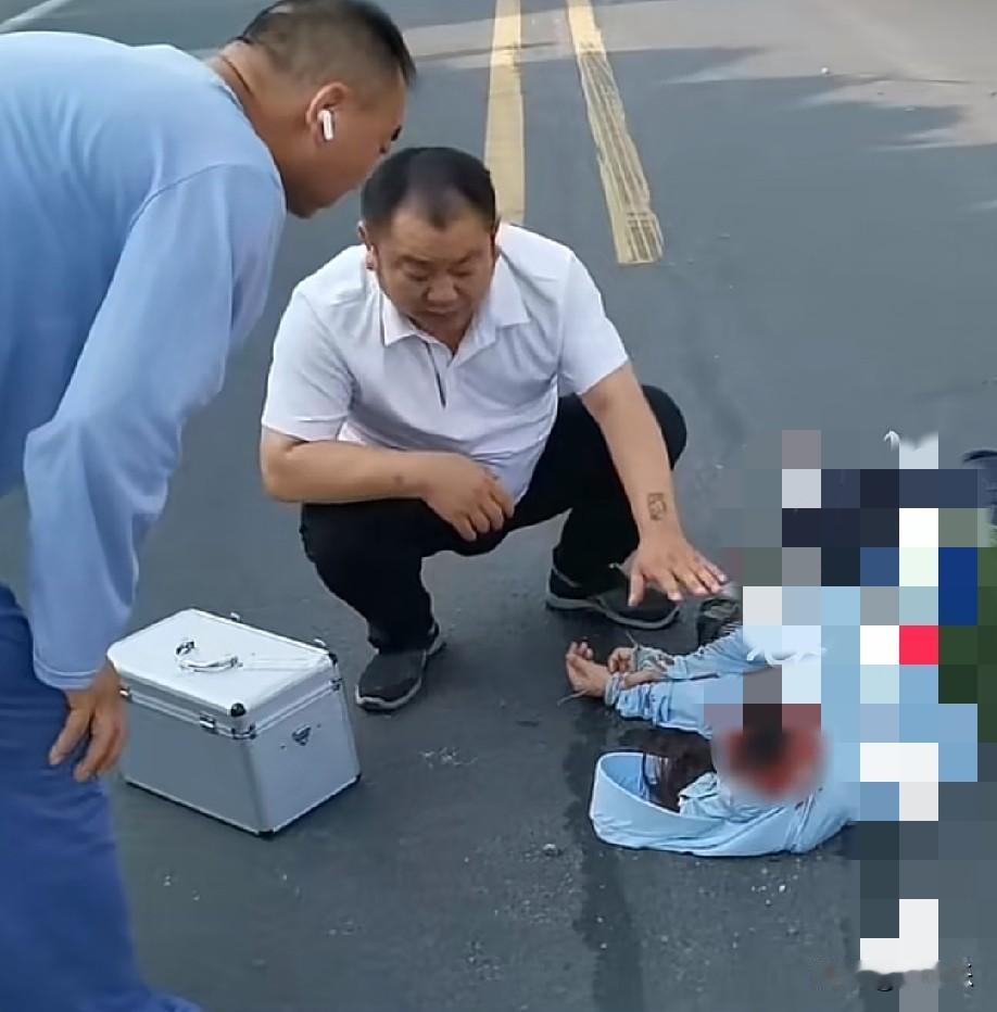 7月21日清晨，枣阳老火车站路口，一名女子遭遇车祸，倒在血泊中，伤口血流不止，围