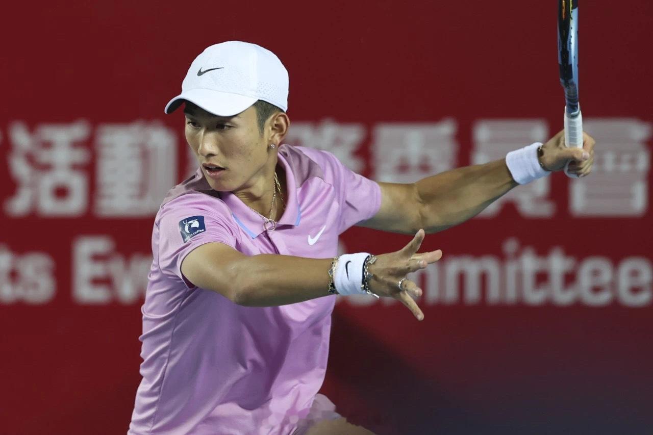 ATP250香港站，商竣程在第二轮比赛中以6-3、6-1击败马丁内斯，强势跻身男