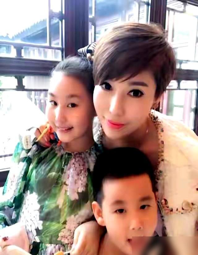 国足铁卫李玮峰，竟然培养出个篮球猛将。

说真的以前看他踢球那股子铁血劲儿，还以