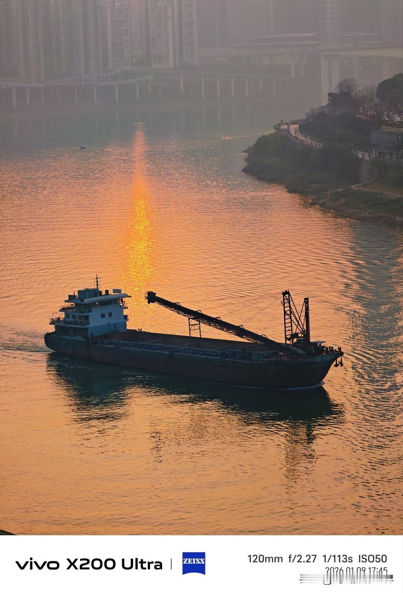 四川广元到南充到重庆的嘉陵江，货船运输日渐活跃，所以，1月9日重庆日落时分，我在