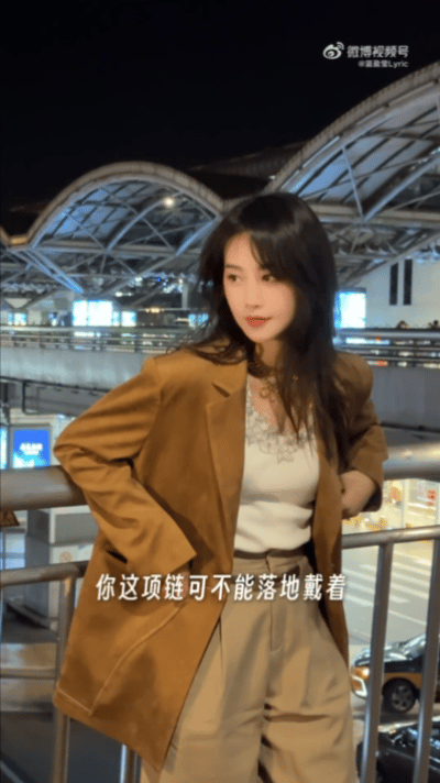 蓝盈莹巴黎一日特种兵看秀长途航班上她直接身着睡衣出镜，大方随性完全没有偶像包袱，