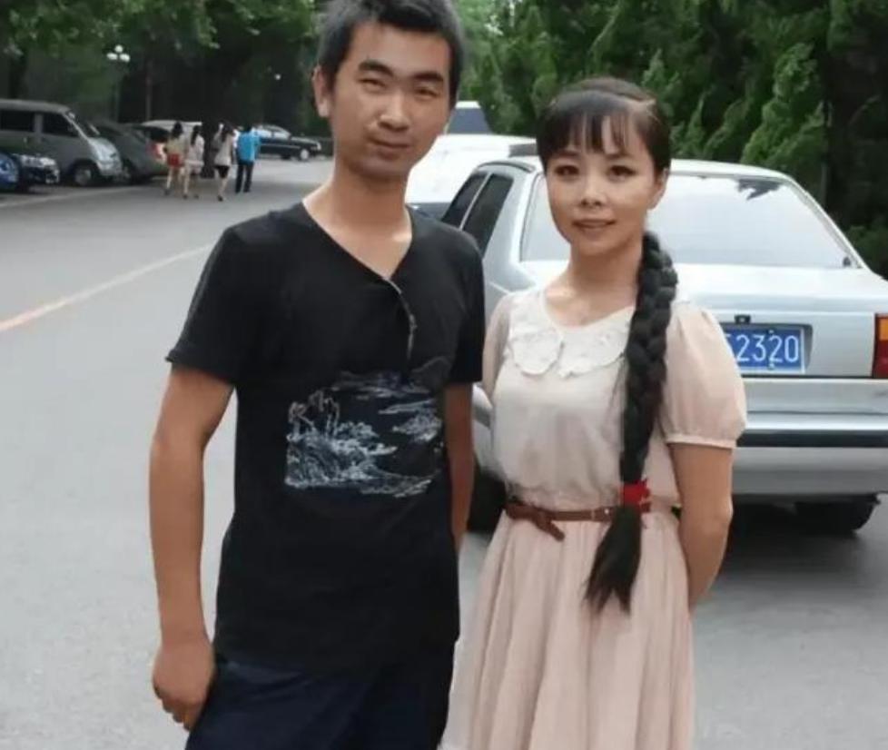 2007年，王二妮出名后，男友李飞对她说“二妮，分手吧，咱俩不是同一世界的人了。