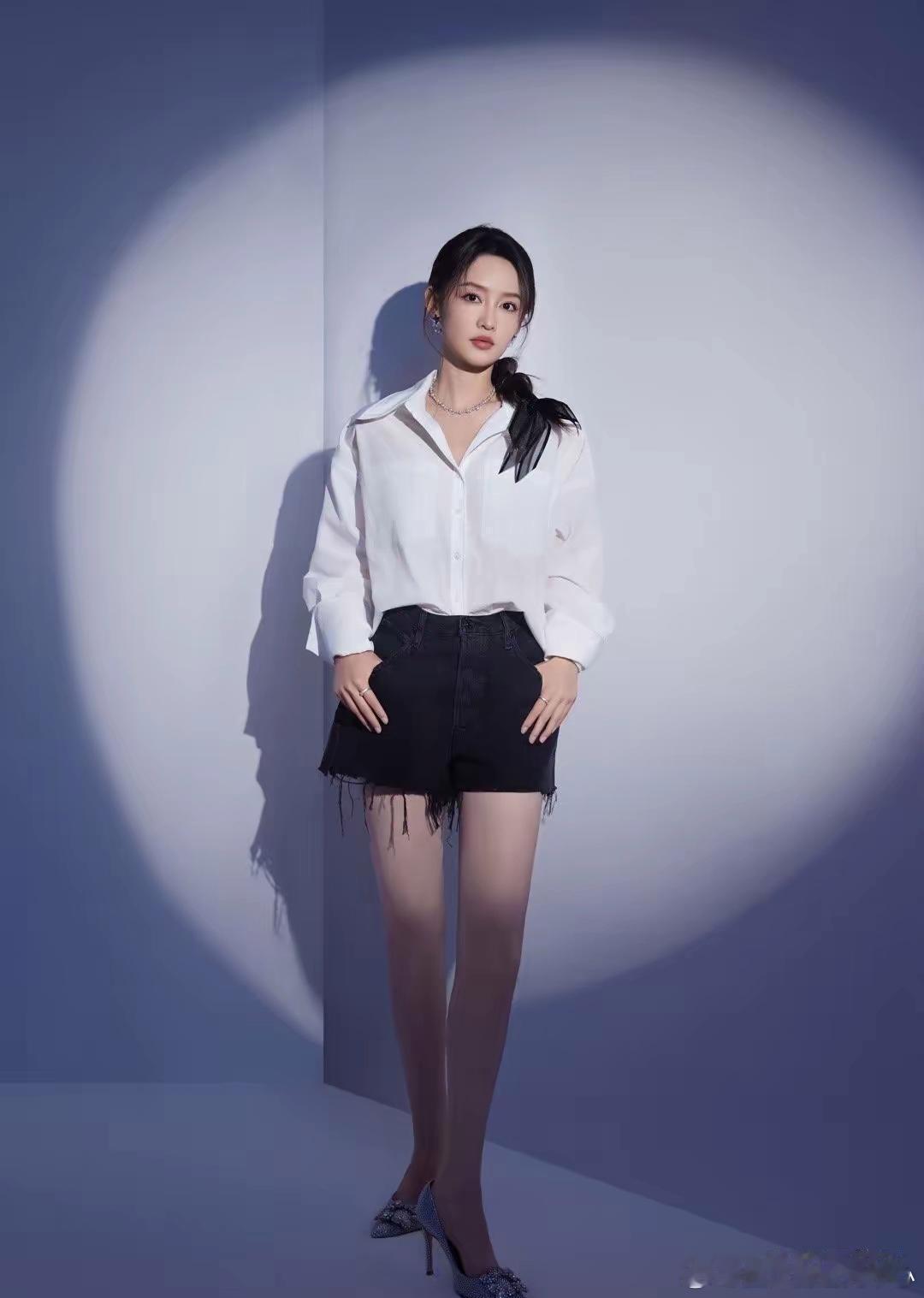 李沁腿太顶级了 