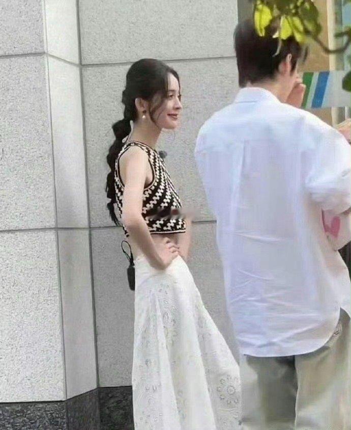 娜扎瘦得都快认不出了，胳膊细得像筷子一样，内娱也太卷了吧 