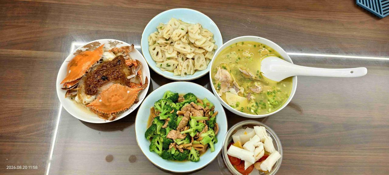 今儿这顿午饭，吃完往沙发一瘫，忍不住砸吧嘴——太满足了。

主角必须是梭子蟹，团
