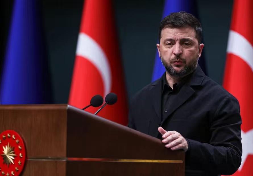 泽连斯基这次应该是走投无路了，表示 “愿配合”美国所提终战计划。这几天，美国又撇