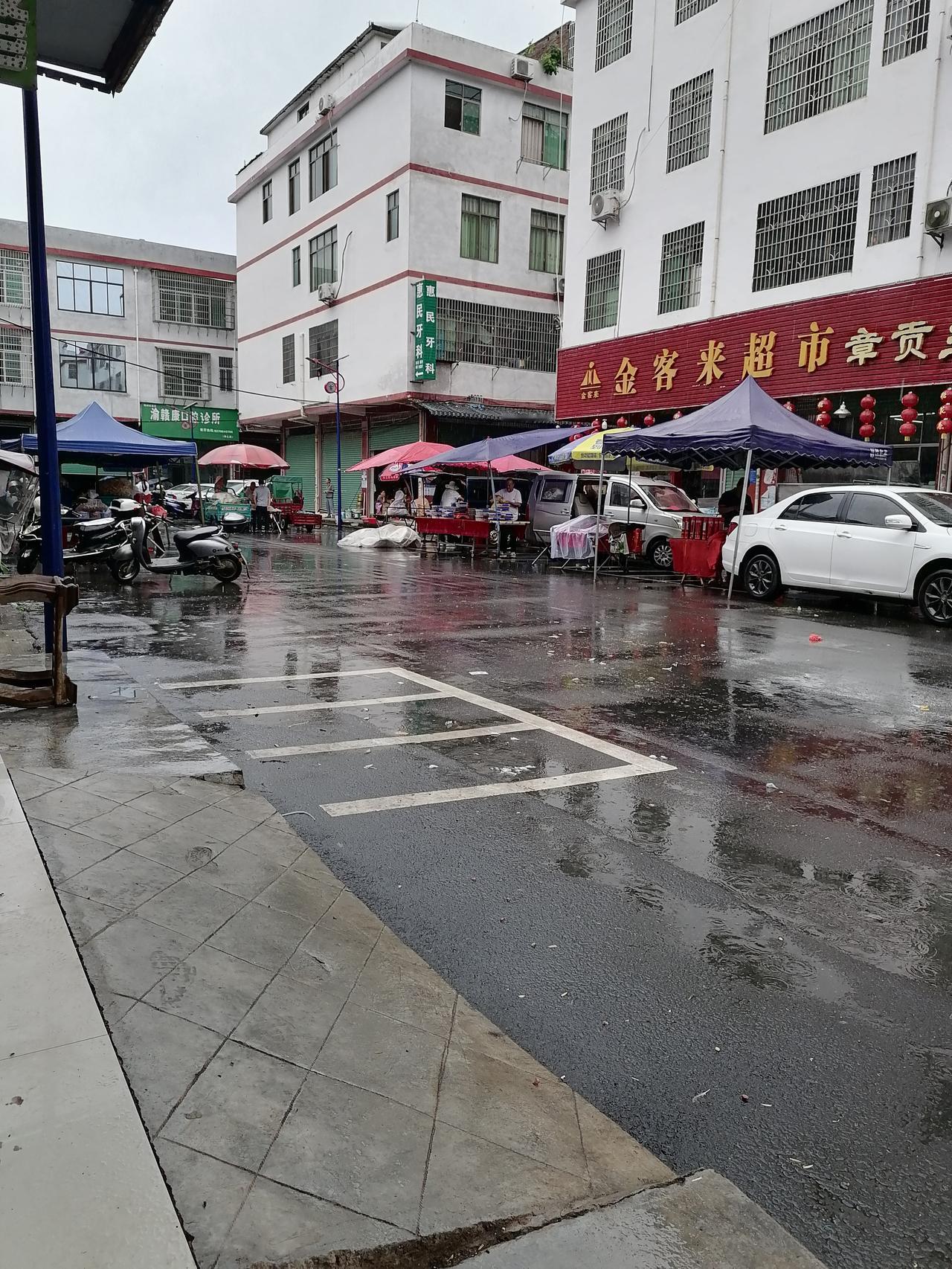 无聊去跑乡镇遇下雨被困2小时。