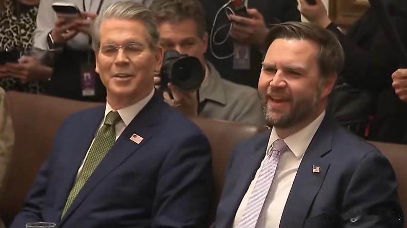 特朗普在内阁会议上称赞其团队工作出色，并特别邀请副总统万斯发言。

万斯:“我是