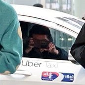 ENHYPEN今日走机场时，背后吸睛的出租车司机 