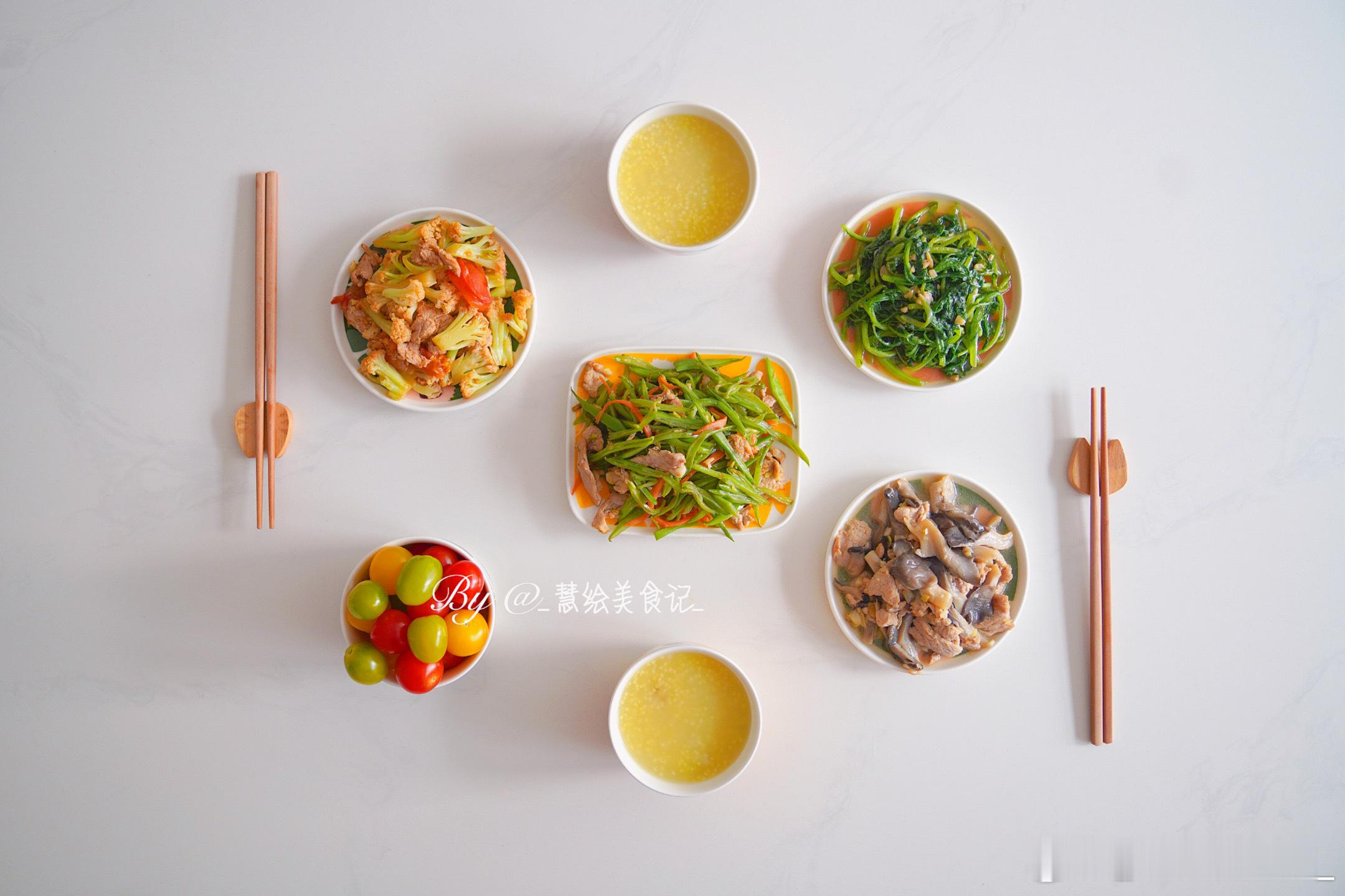 吃晚饭~豆角胡萝卜炒肉、蒜蓉蒿子秆、番茄花菜、平菇炒肉、小米粥、小西红柿 #我的