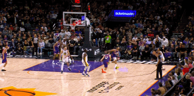 狠人！狄龙这一下把库里打懵了！
在今天NBA常规赛勇士对阵太阳的第四节比赛中最后