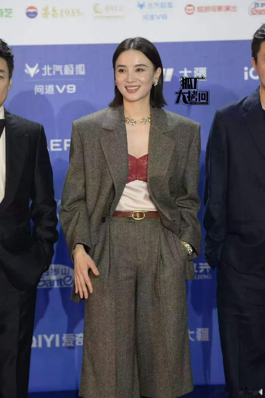 宋佳剪短发了 干净利落，松弛有度，这才是内娱红毯该有的高级感。 