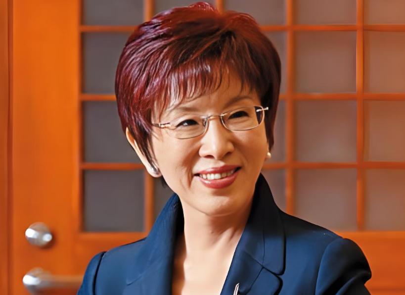 洪秀柱的身份应该改一改了。咱们大陆现在提洪秀柱，习惯说“国民党前主席洪秀柱”，但