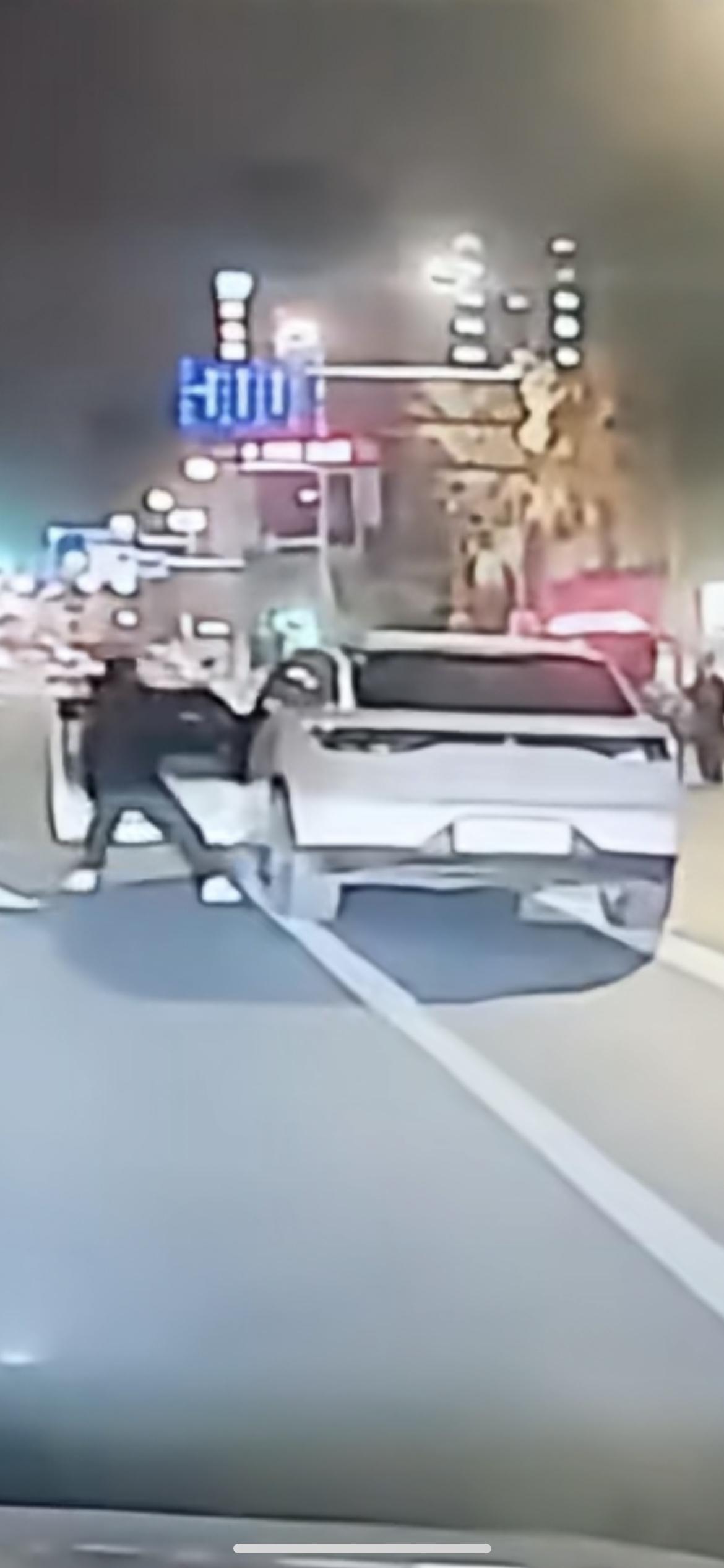 12月14日四川成都，凌晨发生惊险一幕：车辆横冲直撞，扭来扭去，撞到绿化带，随后