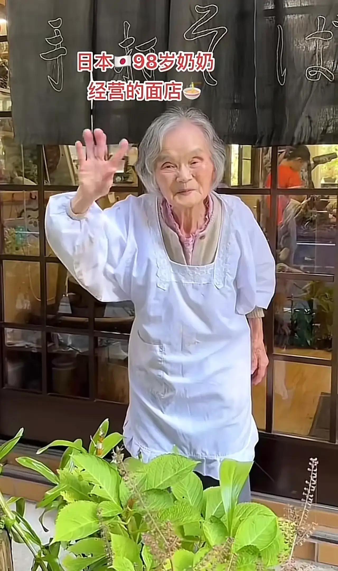 为什么日本90岁的老人还在店里打工？
在日本各地，随处可见七八十岁的老人在店铺里