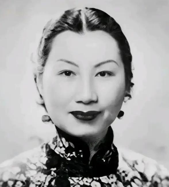 1982年，75岁的关露躺在病床上，中央派人给她宣读一份平反文件：“关露的历史已