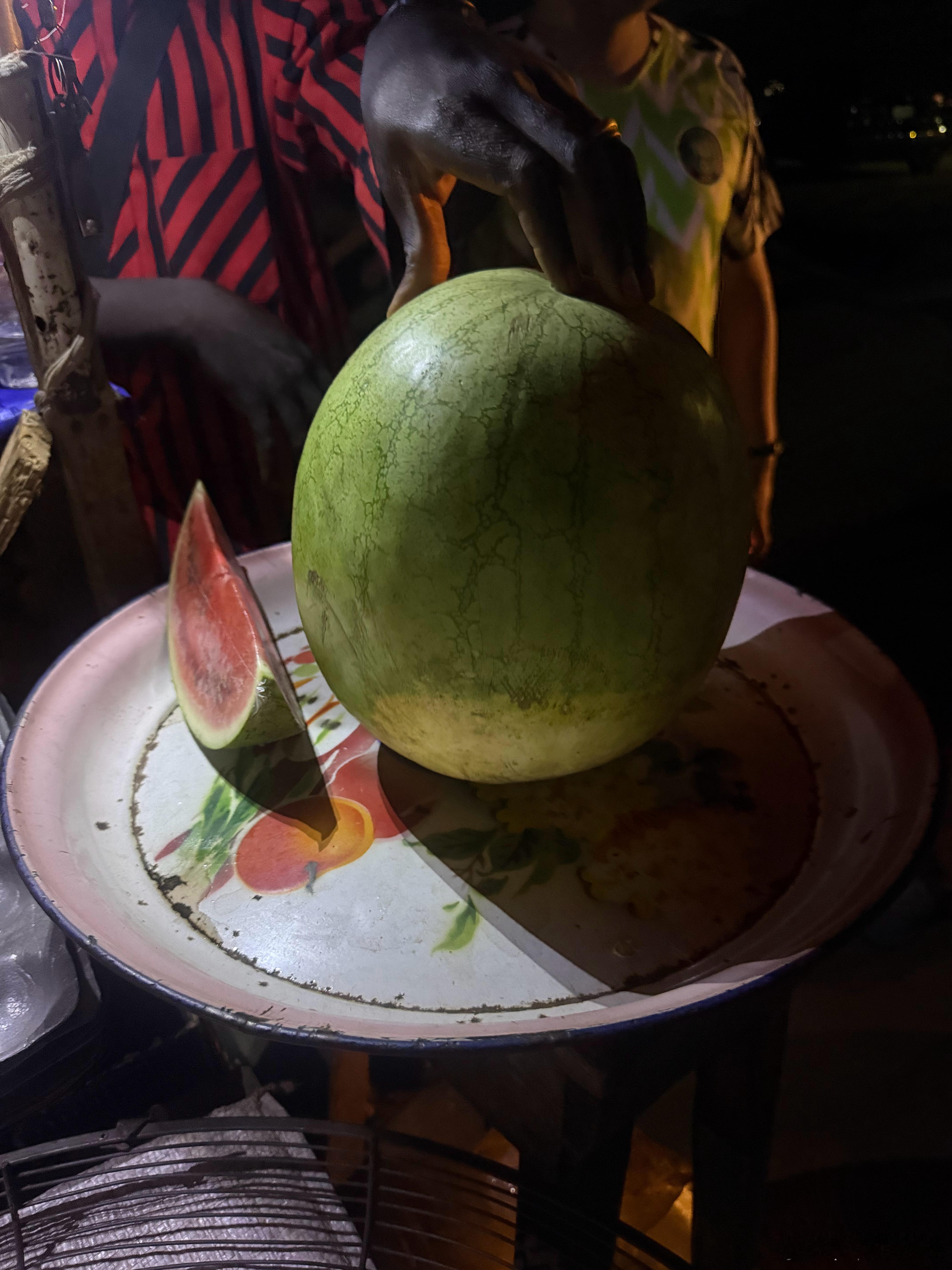 尼日利亚最多的水果就是西瓜和凤梨，但是他们西瓜不是按斤卖的，是按个卖的，这一个西