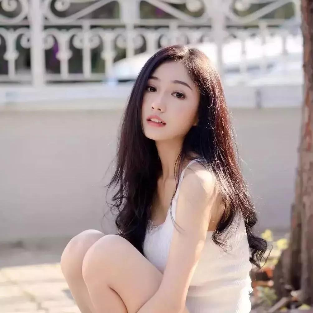 阳光洒落的午后，少女静坐，恬静如画禅意静坐 闻香静坐 户外静坐 室内静坐写真 清