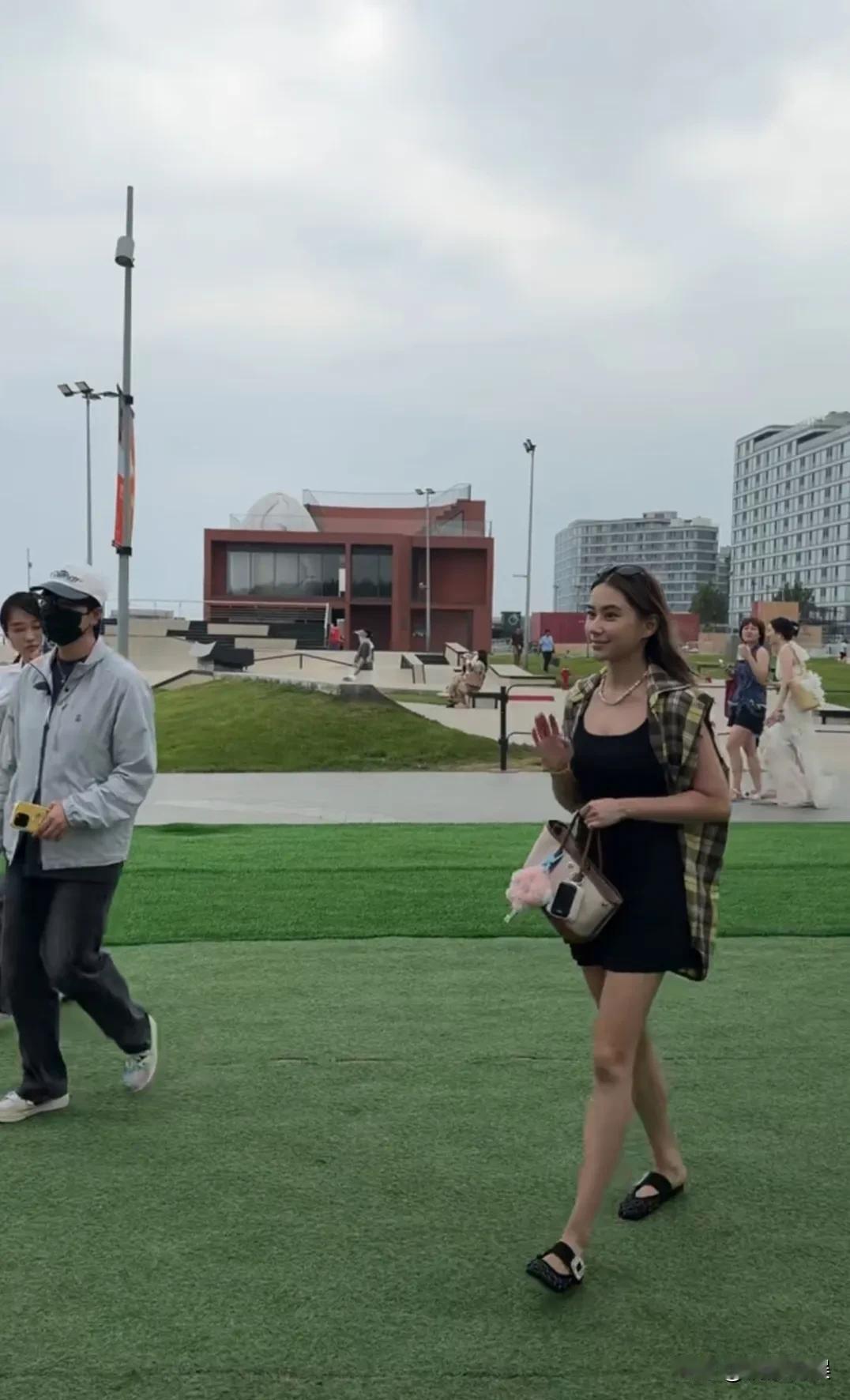何超莲现身阿那亚参加活动，不得不夸一句，她是完美继承了三太陈婉珍的高颜值！
穿着