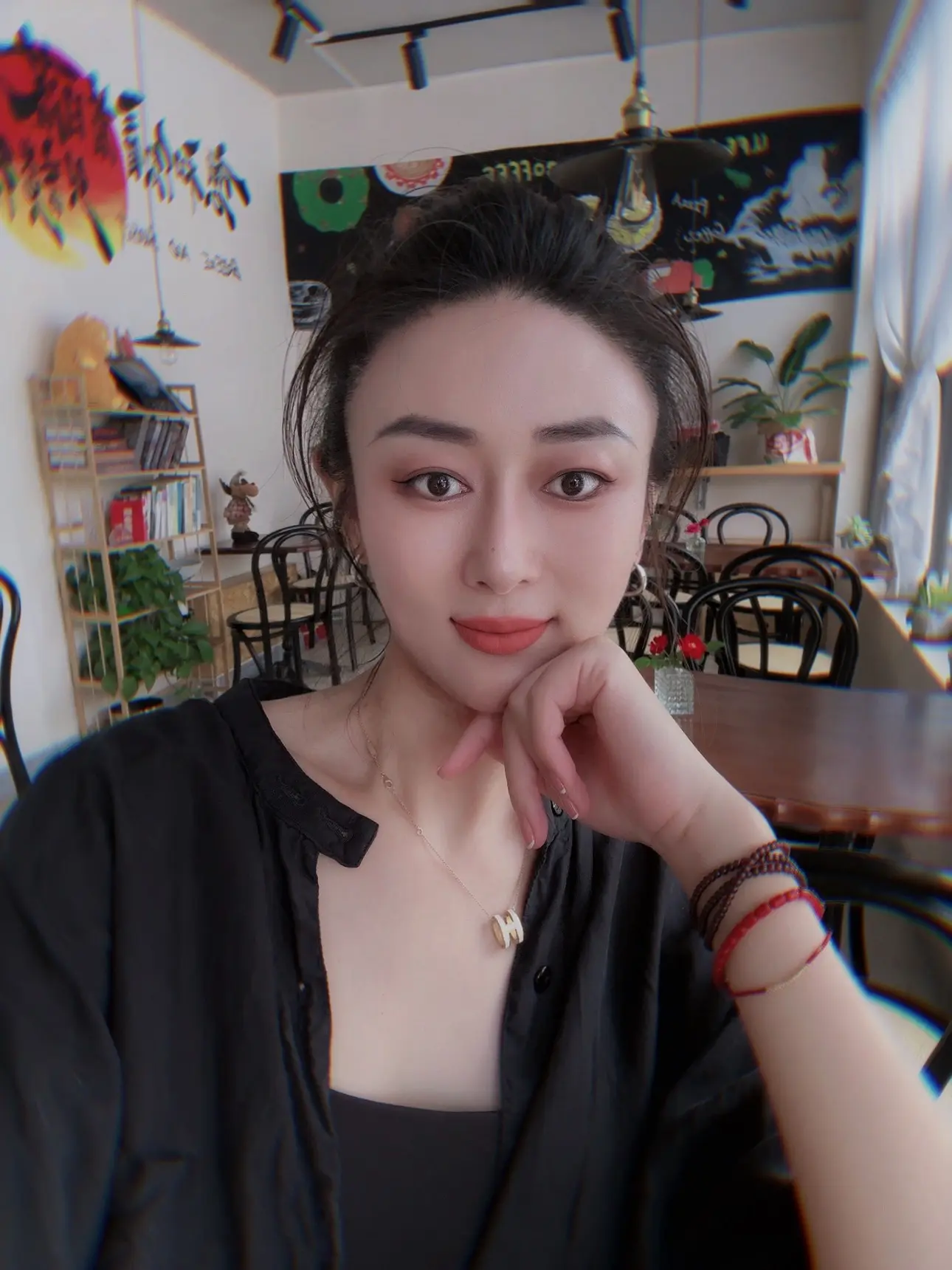 淡定的人不解释，因为问心无愧 明智的人不计较，因为看透人心