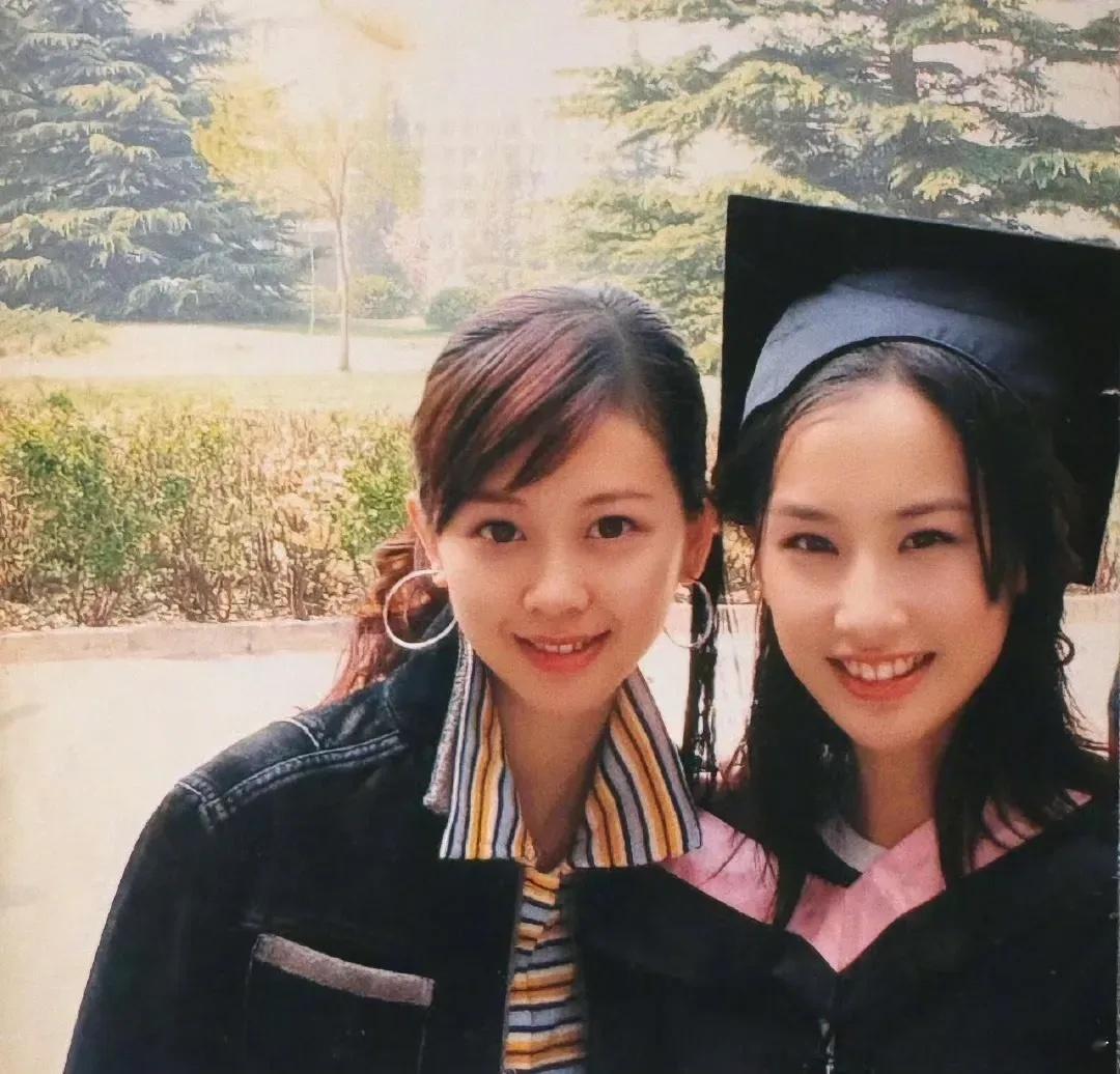 黄圣依大学毕业旧照，当时的她好美好青涩，难怪可以成为周星驰的“星女郎”……也是唯