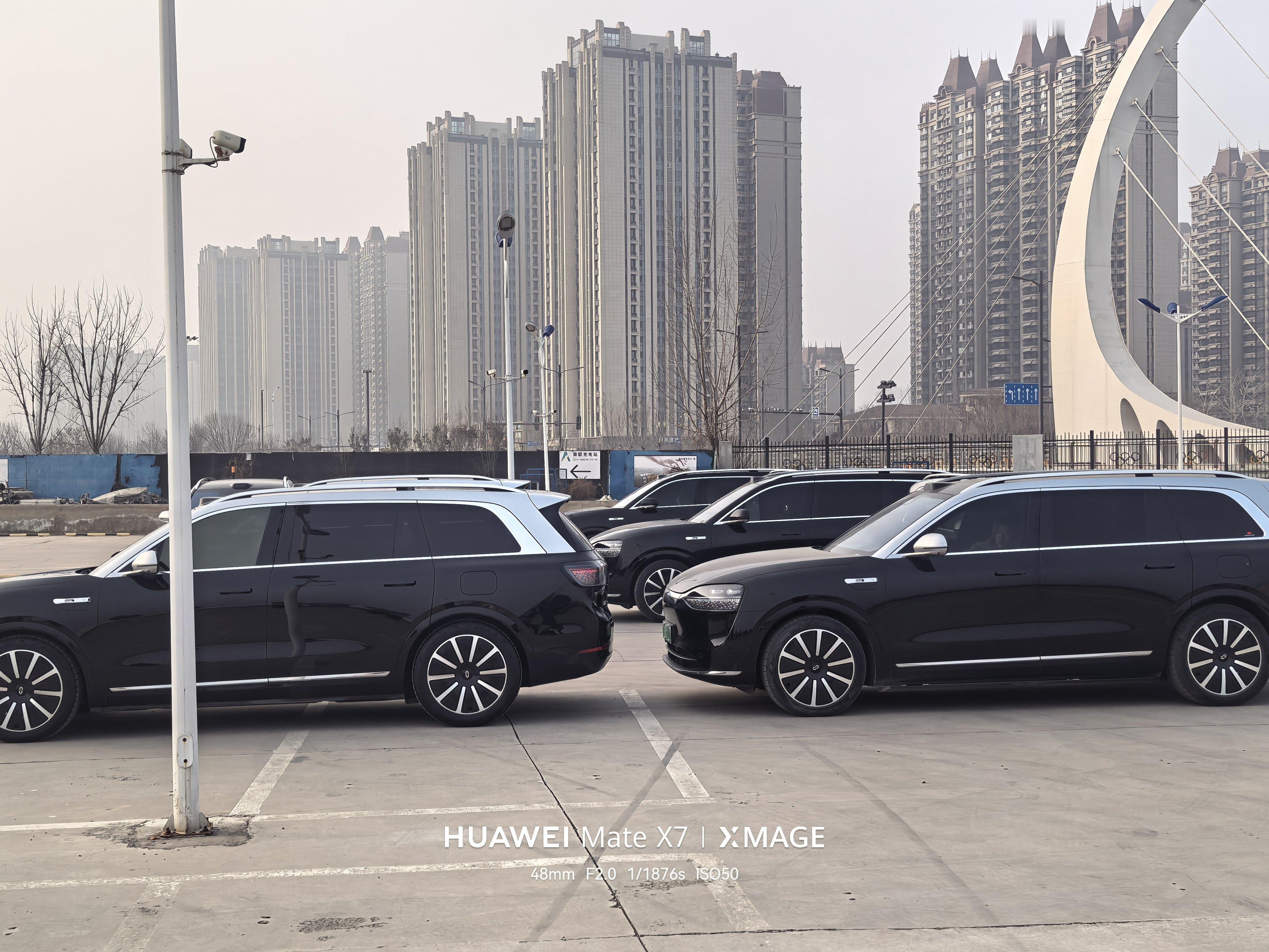 偶遇问界M9 车主拍视频，这么多 M9 摆一起，可太震撼了！