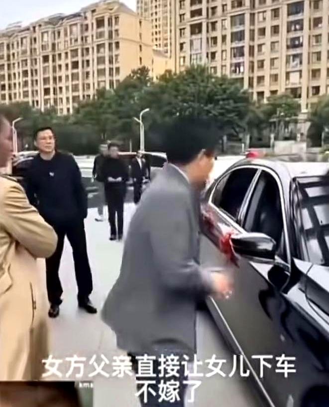 20万彩礼临门一脚变4万，这哪是娶媳妇，这分明是玩“空手套白狼”啊！
就在前两天