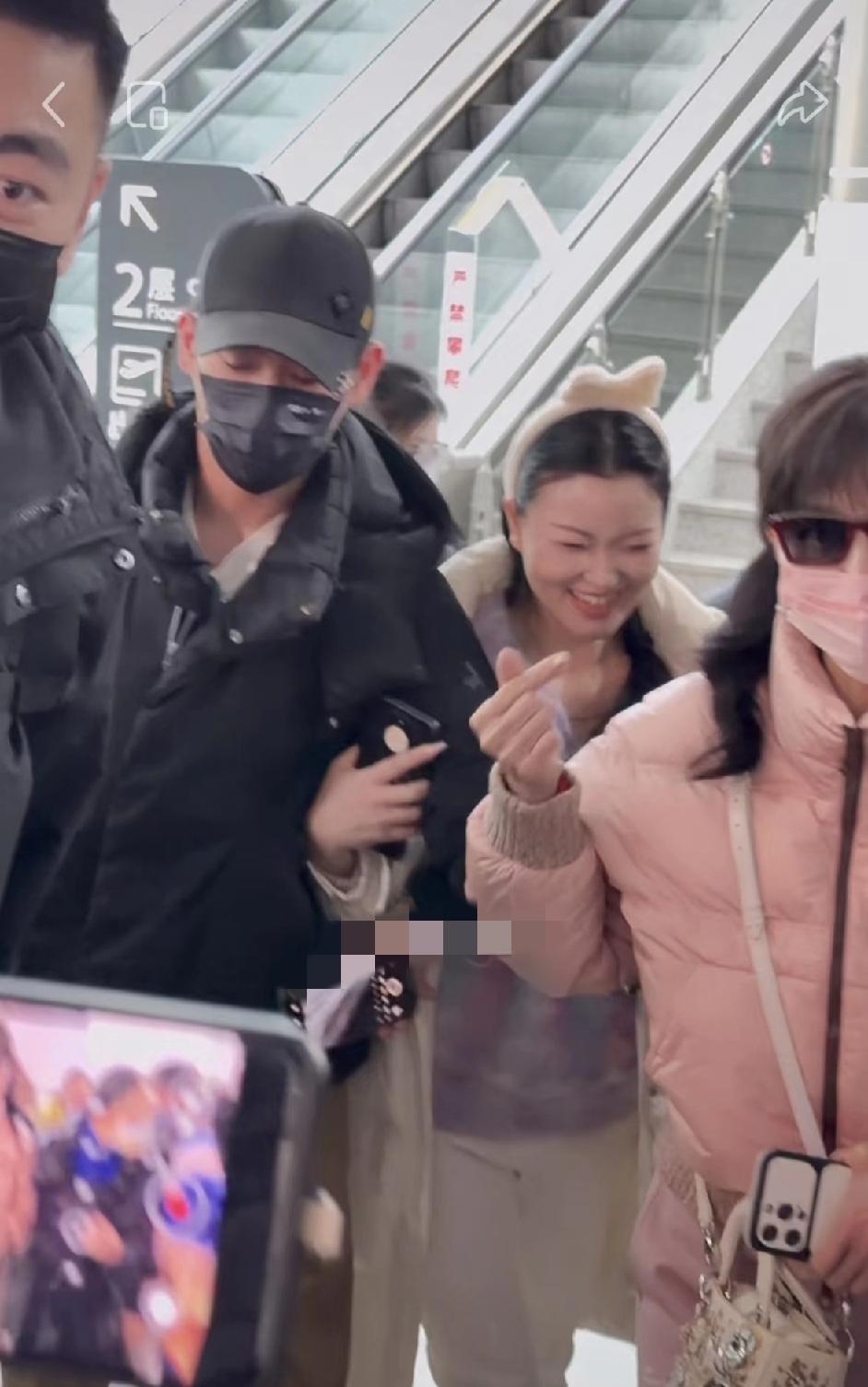 赵雅芝带小儿子黄恺杰去义乌演出，黄恺杰成大叔，贴身保镖有点凶!

2月4日，赵雅