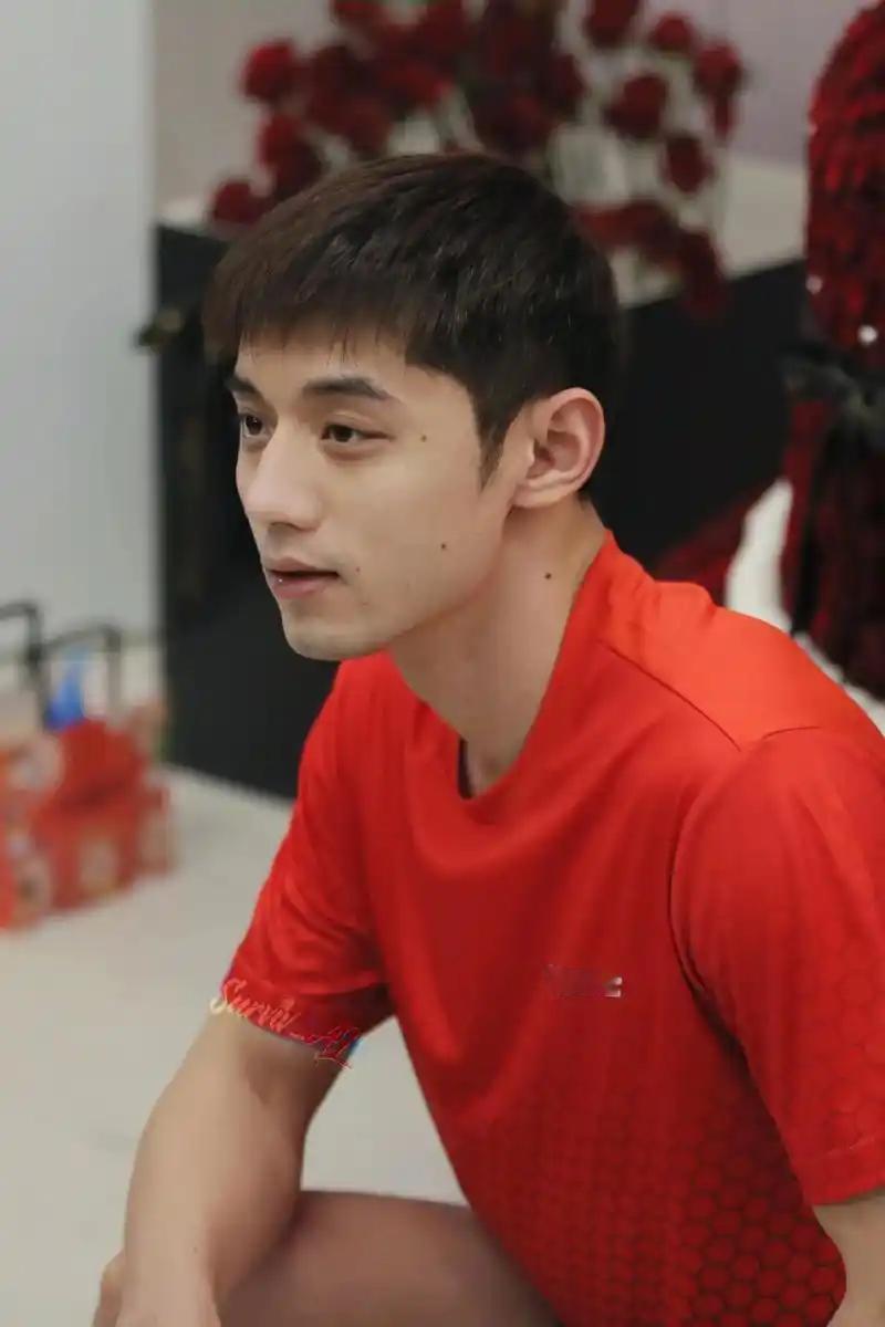 赛事靠他引流，解说却当众踩他！张继科跨界体能赛咬牙完赛，两名官方解说竟号召观众截