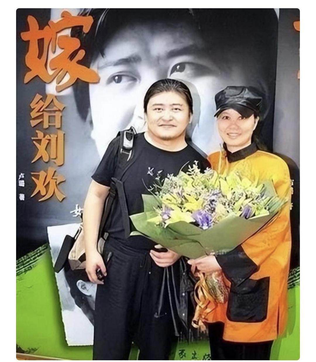 卢璐对自己的婚姻应当是很满意的， 还专门写了一本书叫《嫁给刘欢》，广而告之自己跟
