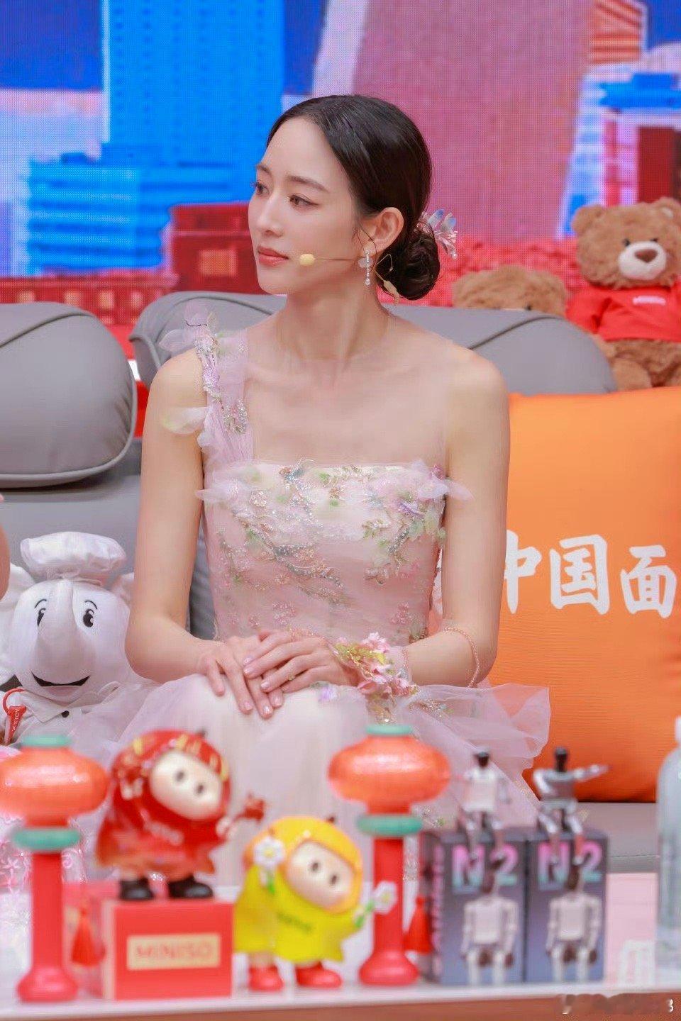 张钧甯上春晚得发几百个朋友圈 原来明星上春晚也和我们一样激动！张钧甯全程雀跃感拉