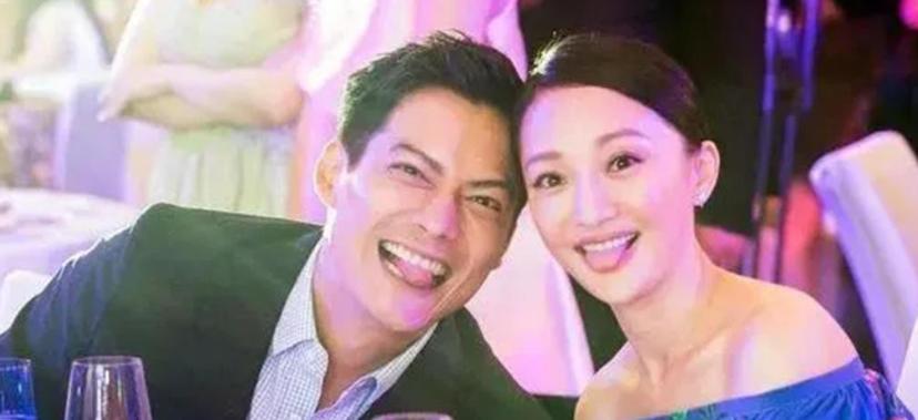 2010年，周迅前男友贾宏声趁父母不注意，从14层一跃而下，父母跑下楼时，他已身