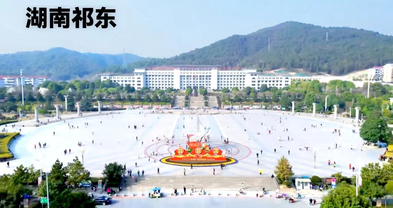 说实话，湖南祁东县政府，加这个广场配合的相当好，建设的非常大气。政府大楼的后面那