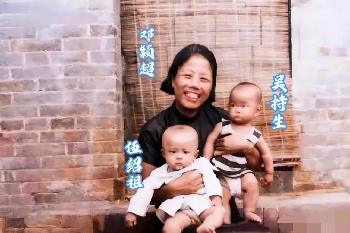 1939年，西安七贤庄八路军办事处门前，邓颖超大姐怀里，抱着两个年幼的革命后代，