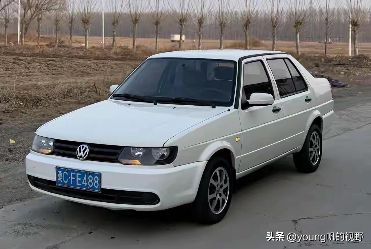 还记得当年的老捷达轿车吗？图中的这款捷达轿车最少也有15年了吧？这款老捷达造型方