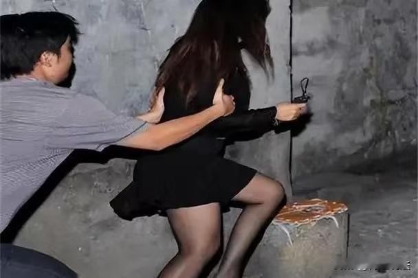 吉林白河林区，19岁小伙小魏在酒吧和袁某喝酒，酒后，小魏打车送袁某回家途中心生邪