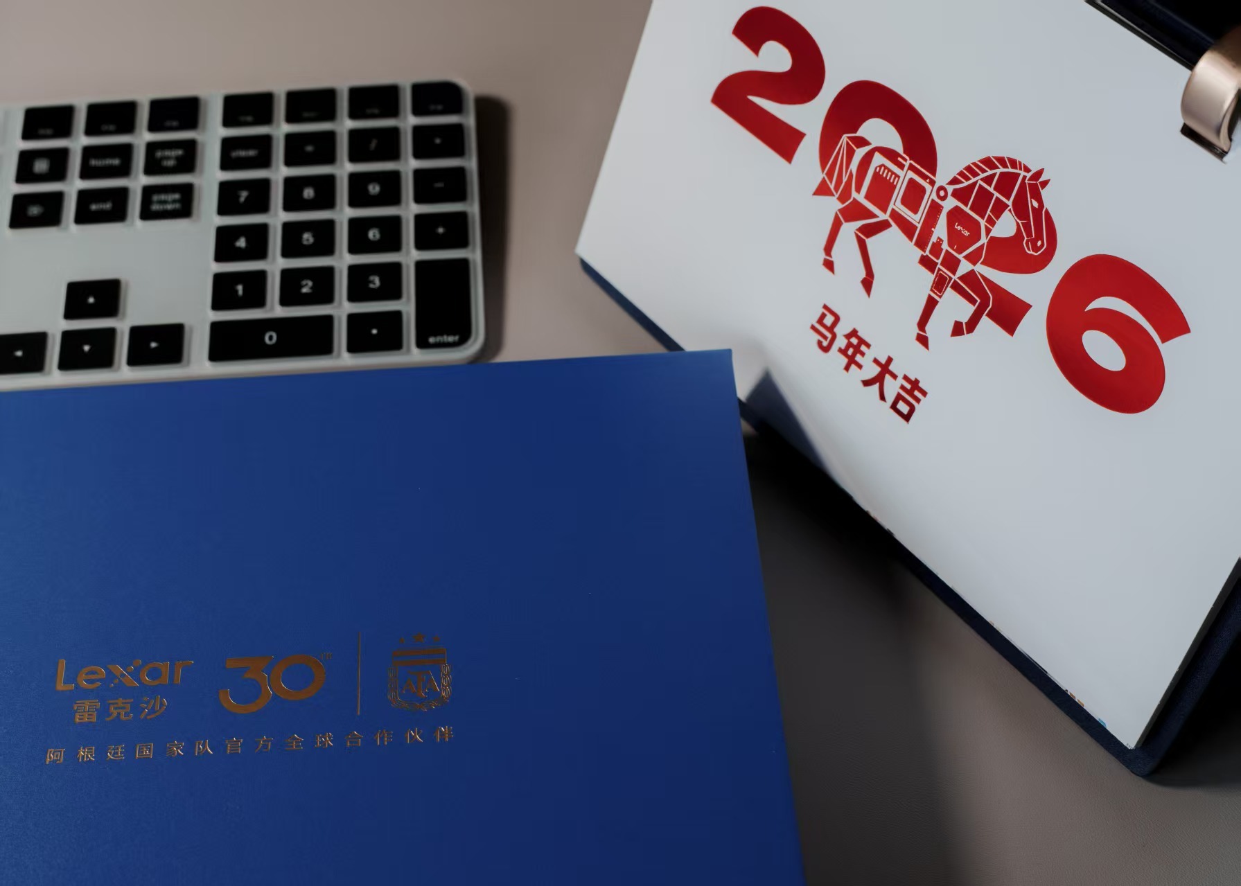 阿根廷球迷俱乐部  有像我一样今天还在上班的朋友吗评论区抽3个日历安慰一下！！提