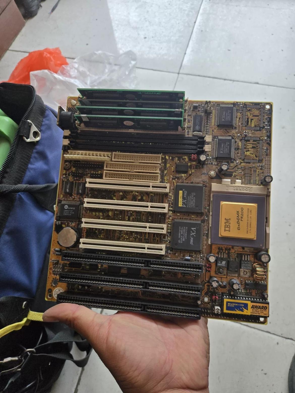 今天在广州鬼市花了100元淘了一块486主板，这块主板堪称电脑发展史上的经典之作