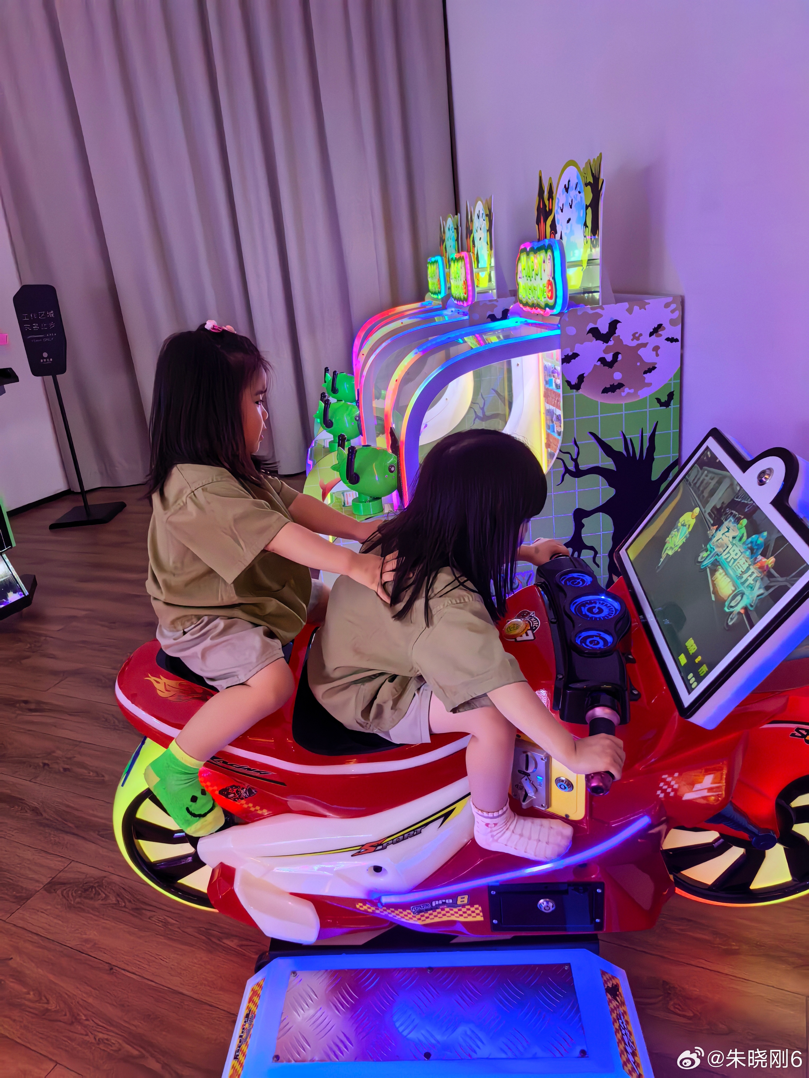 孩子太姥说现在人都想开了，出来洗澡都一家一家来。我心想美国伊朗刚刚都开战了，老百