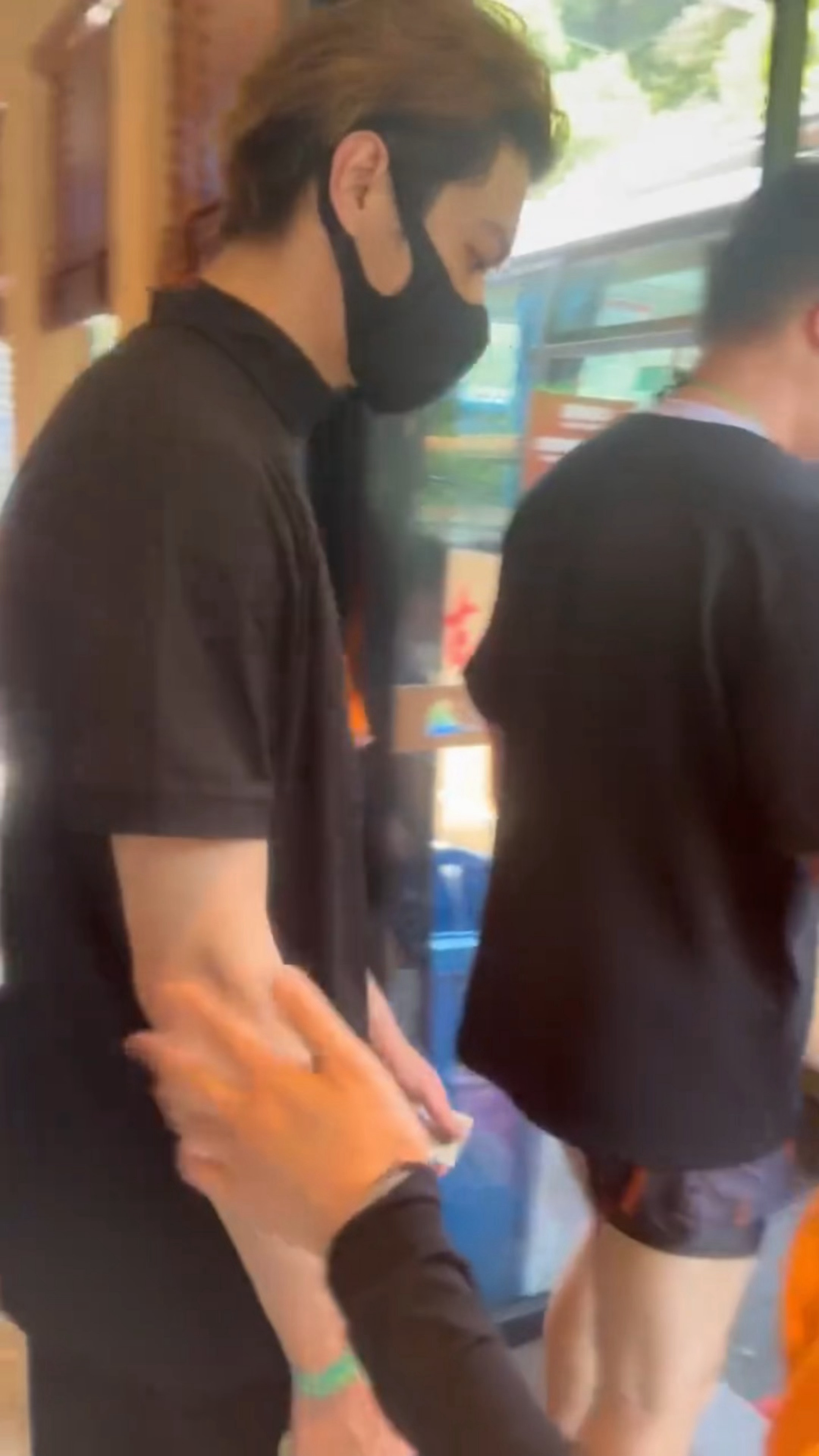 许凯去漂流啦，好可爱的so，手里拿着瓢是和谁互泼了！！！