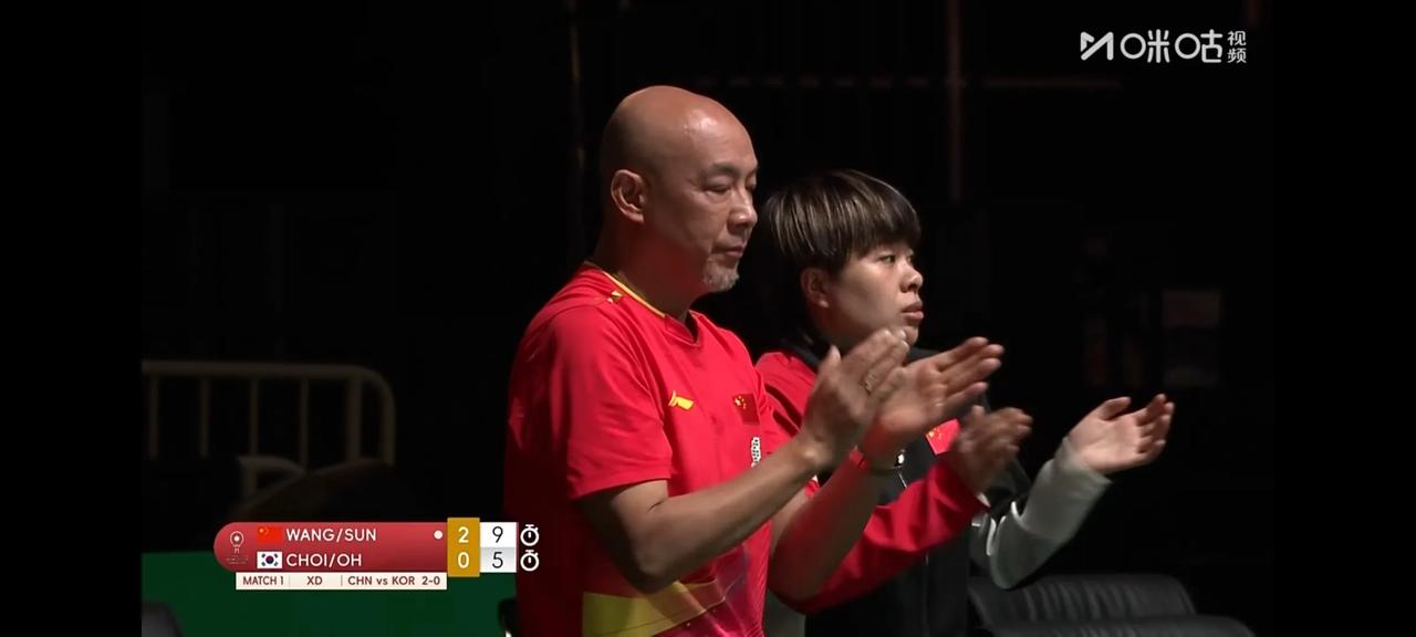 成都混合团体世界杯，
今天中国队对阵韩国队，
第一盘混双是莎头组合出战。
三局比