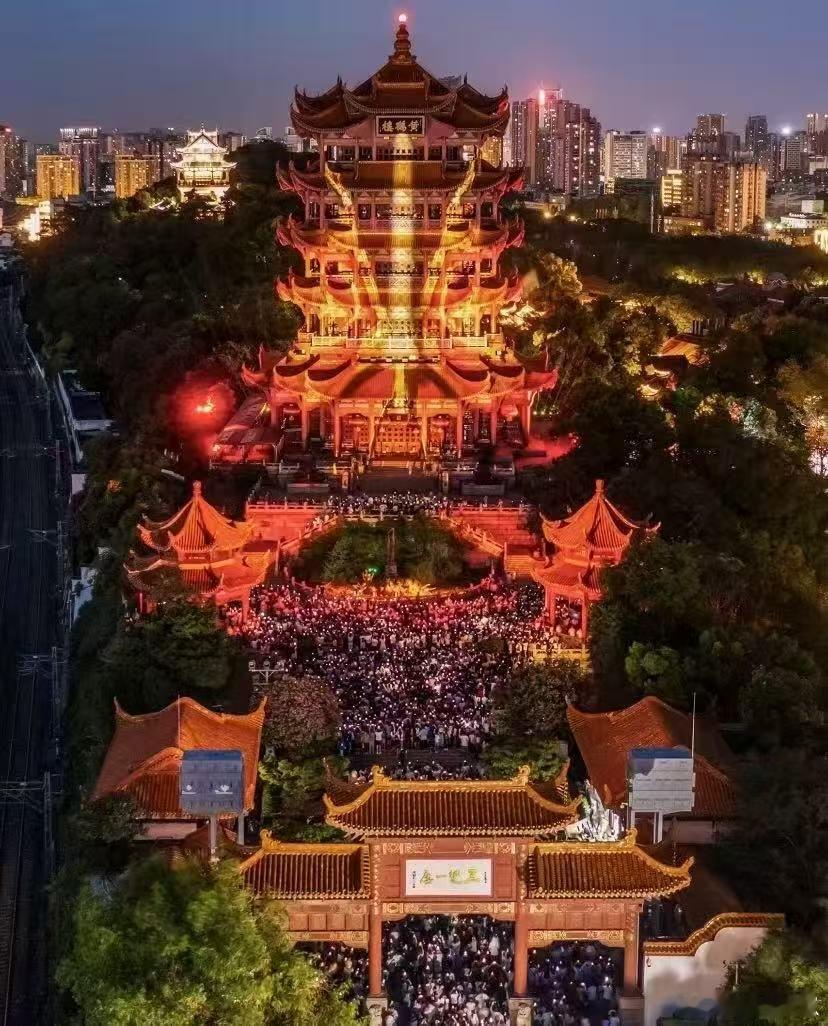 夜晚的武汉，是烟火气的天堂。武汉的夜晚烟火气拉满 ，吉庆街里，美食与表演完美融合