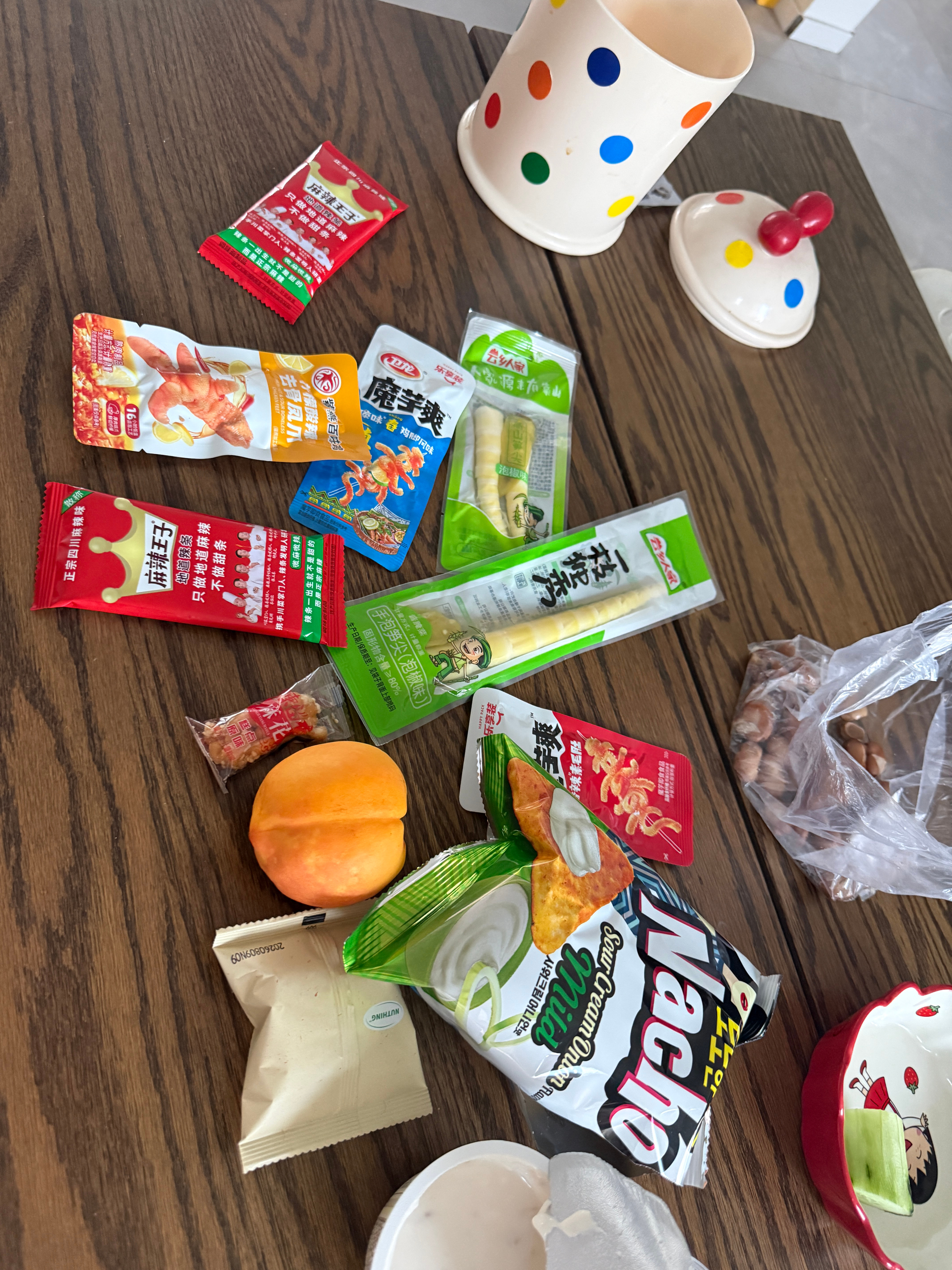 扎完针突然特别饿，附近也没啥事买完马上能吃的东西，带小孩去赵一鸣买点小零食，到家