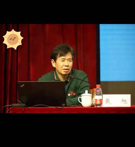 这回算是彻底踢到钢板上了。看看那几十万冲进戴旭直播间的在线人数，某些曾经"高高在