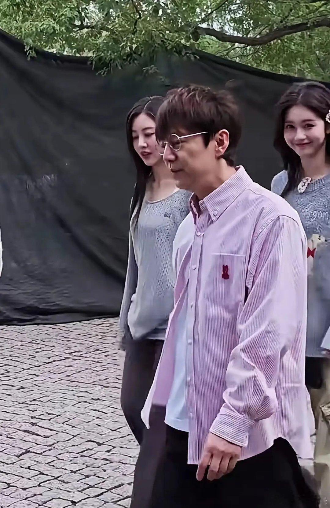 天呐，他怎么老成这样了？头条上刷到了一张何炅icon变老的照片，简直不敢相信。何