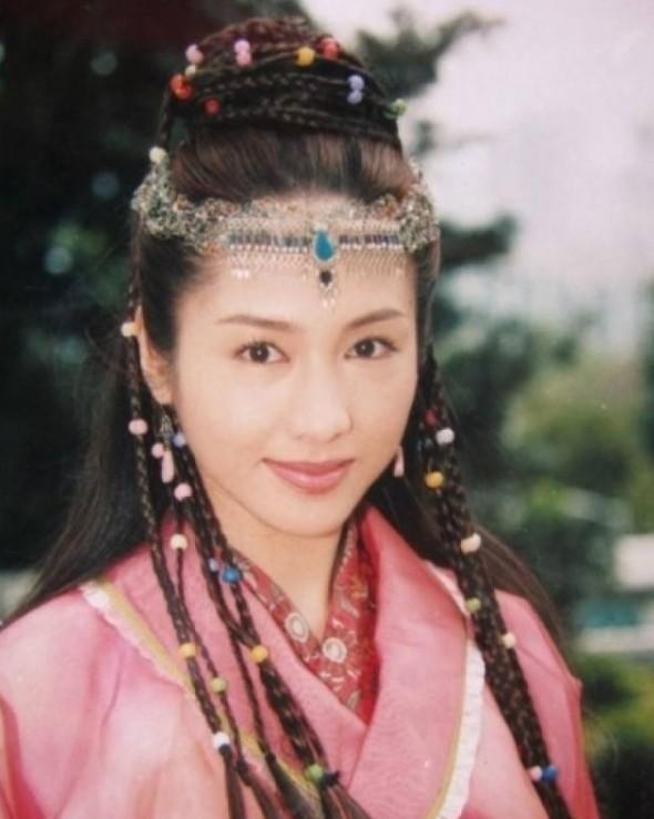 1987年，年仅16岁的黎姿，认识了大她21岁的黄玉郎，作为一个曾离异的情场老手