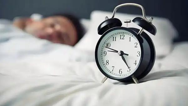 午睡时长争议：别把统计学关联当成“健康圣旨”
这次专家的澄清，恰好戳破了很多人对