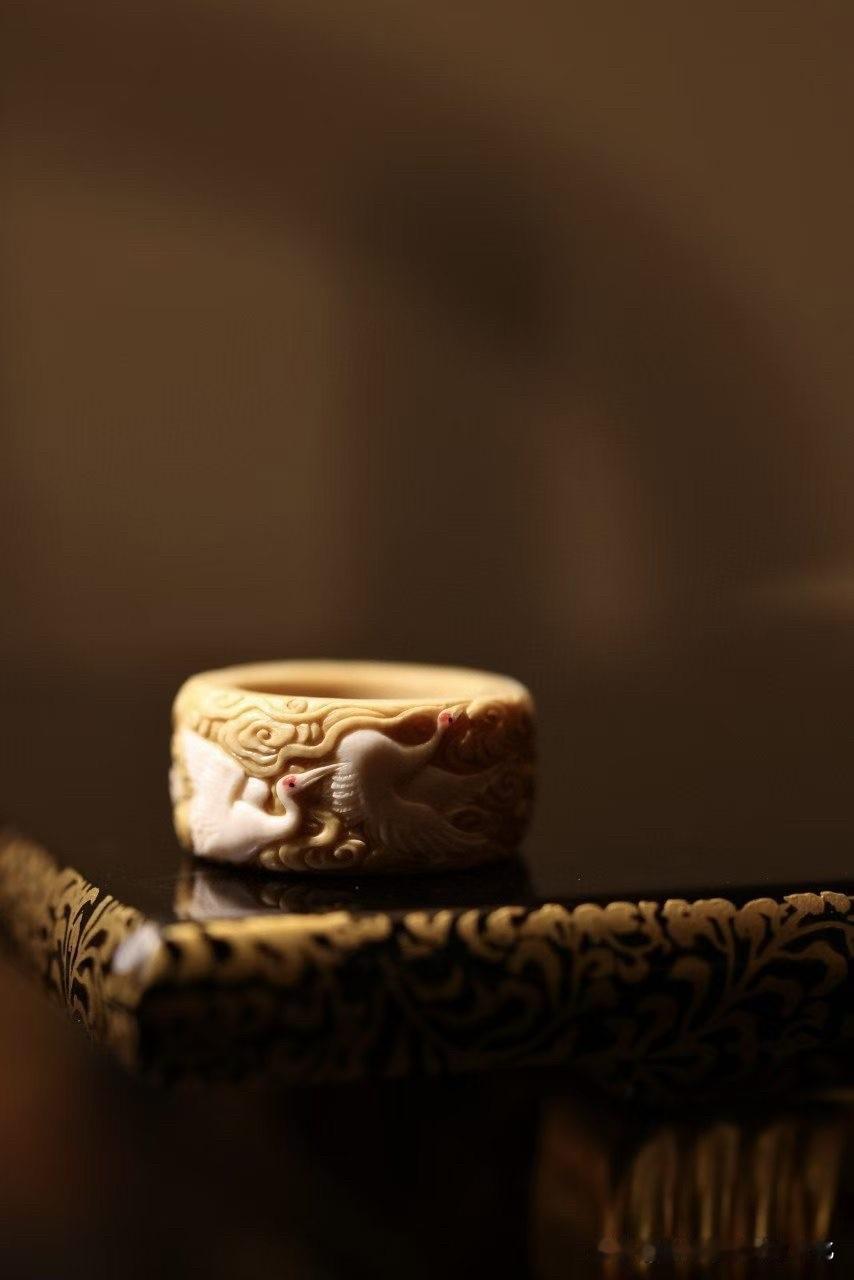 有些小件，看的是工；有些，看的是“气”。

这枚瑞鹤扳指，更偏后者。

猛犸牙质